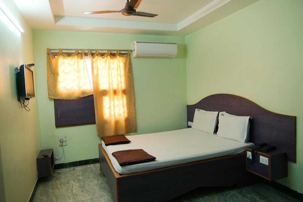 Pollāchi Hotel Vijay מראה חיצוני תמונה